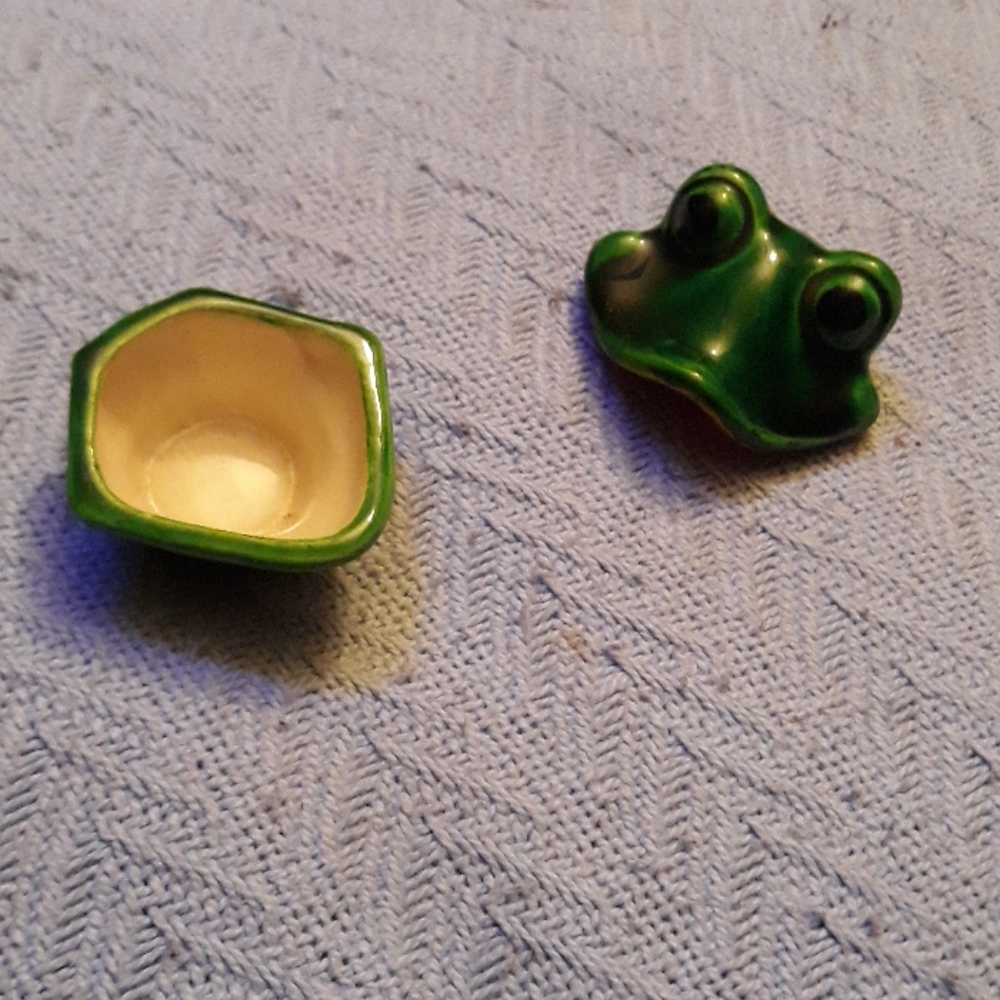 Japan frog container